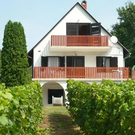 Prázdninový dům Judit Vendeghaz A Balatonnal *