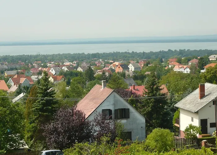 Nyaraló Judit A Balatonnál